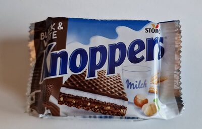 ALDI STORCK Knoppers Black & White Knusprige Waffeln mit Haselnüssen Milchcreme und Nougat  8 Stück 1.99€ 200g Packung 1kg 9.95€
